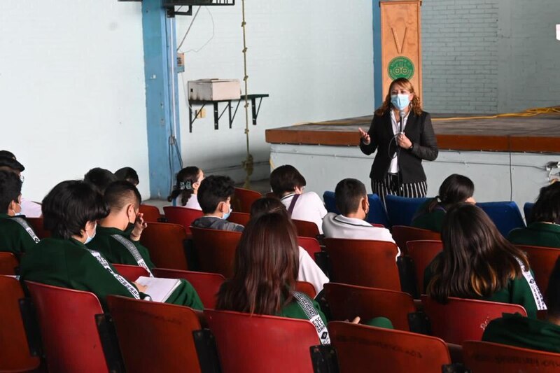 Profesora dando una conferencia a un grupo de estudiantes