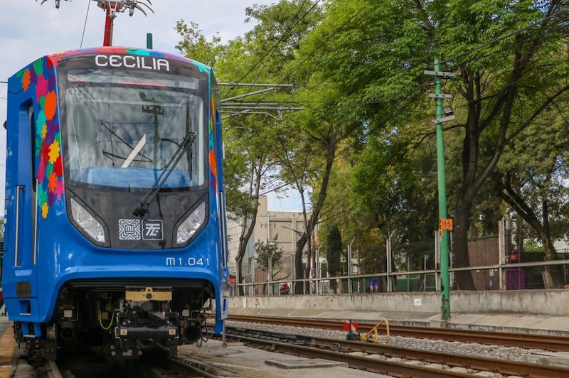 Tren moderno en una estación