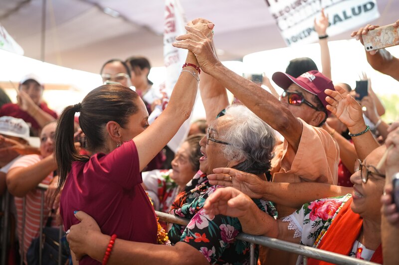 La candidata presidencial Ximena Rincón saluda a sus partidarios durante un mitin de campaña.