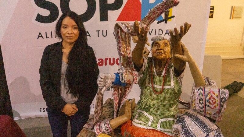 La artista mexicana Sofía Echeverría con su obra "La Llorona".