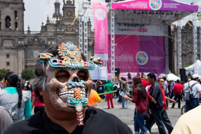 Un hombre con una máscara de calavera en el Zócalo de la Ciudad de México