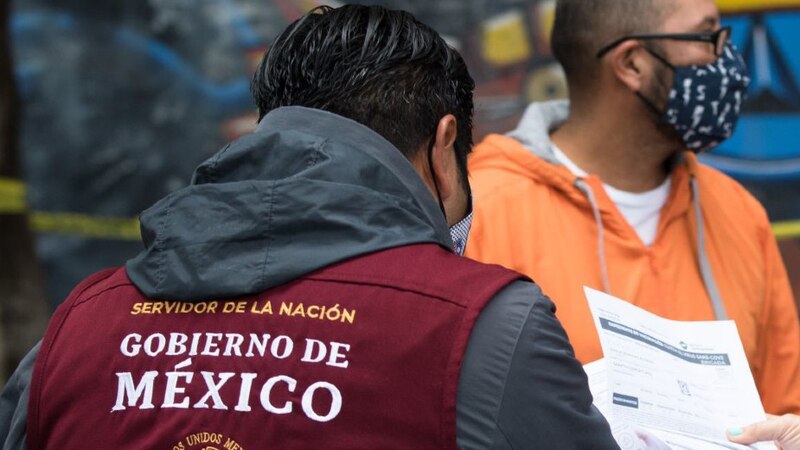 Servidor de la Nación entrega documento a un hombre