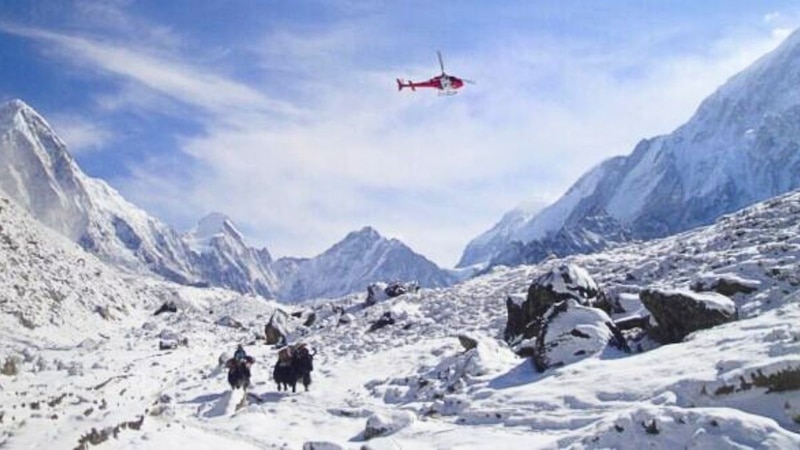 Helicóptero sobrevolando el Himalaya