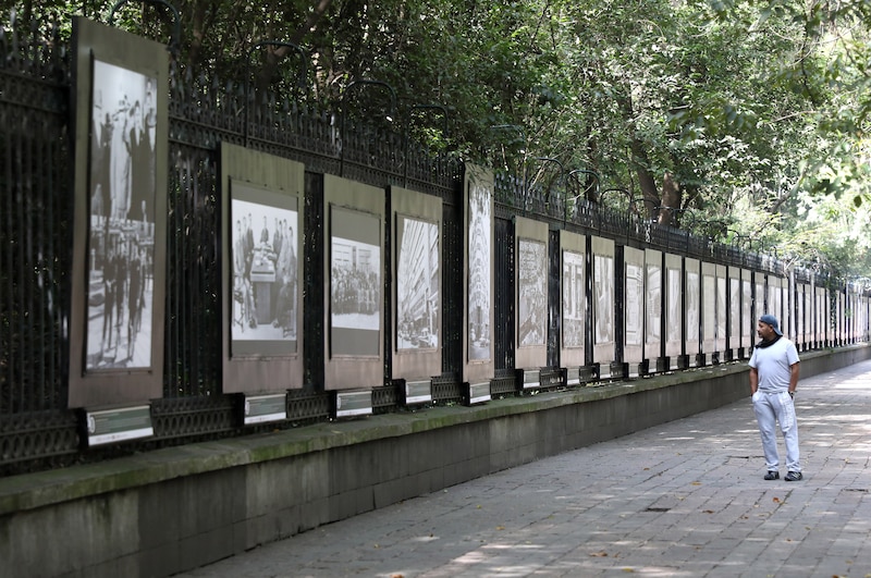 Exposición de fotografías en blanco y negro en un parque