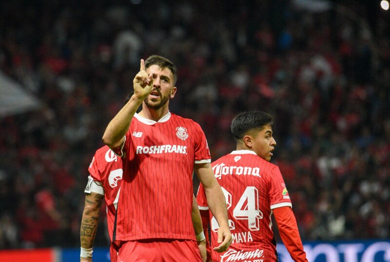 Paulinho, delantero de los Diablos del Toluca festeja sus anotaciones ante la escuadra del León, durante el encuentro correspondiente a la jornada 15 del Torneo Apertura de la Liga MX, en encuentro terminó 2-2.