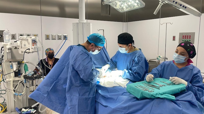 Clínica-Hospital del ISSSTE en Baja California Sur, cuenta con un nuevo quirófano que será en beneficio de más de 40 mil derechohabientes. La primera operación ambulatoria fue a un hombre de 63 años