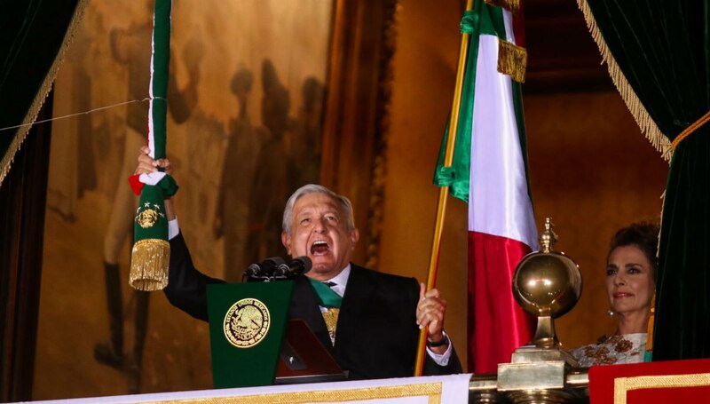 El presidente Andrés Manuel López Obrador ondea la bandera de México durante la ceremonia del Grito de Independencia.