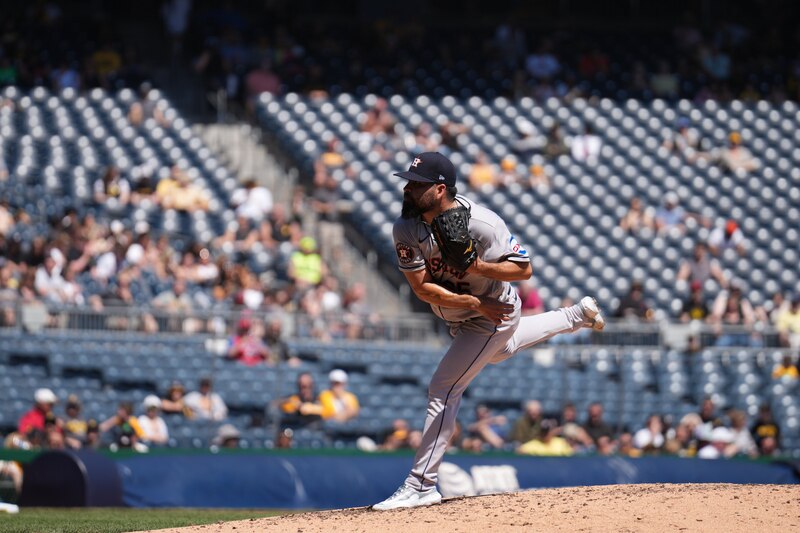 El lanzador de los Astros, Luis García, lanza la bola durante el partido contra los Rockies de Colorado.