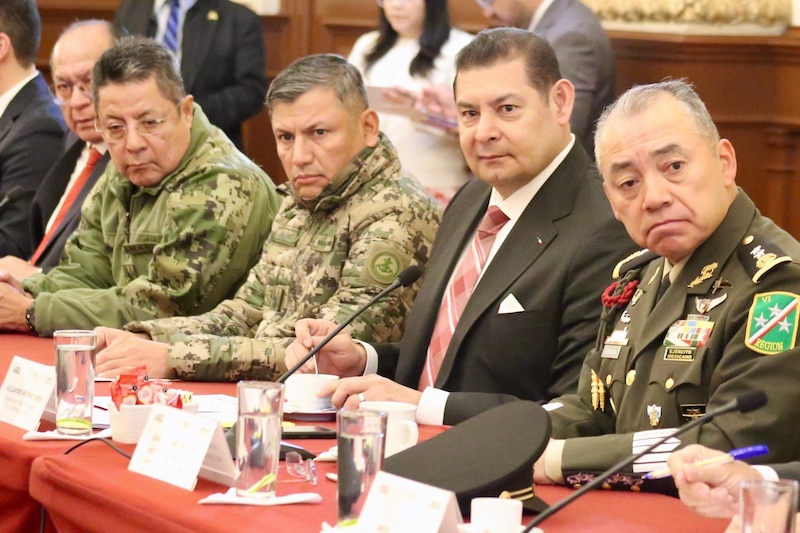 Gobernador Alejandro Armenta durante rueda de prensa sobre operativos de seguridad en Puebla, destacando la colaboración de fuerzas federales