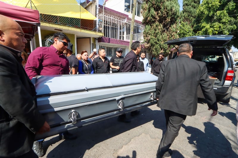 Aspectos del velorio y salida del cortejo fúnebre del motociclista Roberto Hernández, atropellado y arrastrado por un auto en la alcaldía Iztapalapa.