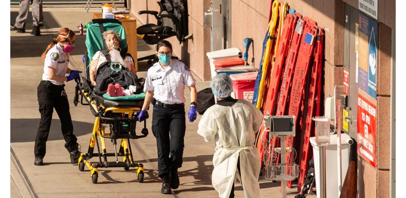 Paciente con COVID-19 es trasladada a una ambulancia