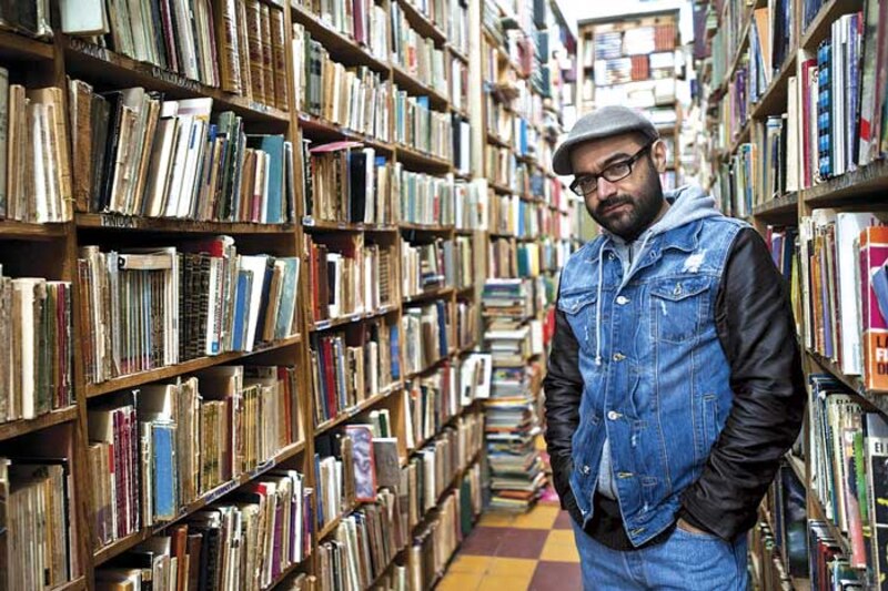 El escritor argentino Patricio Pron en una biblioteca
