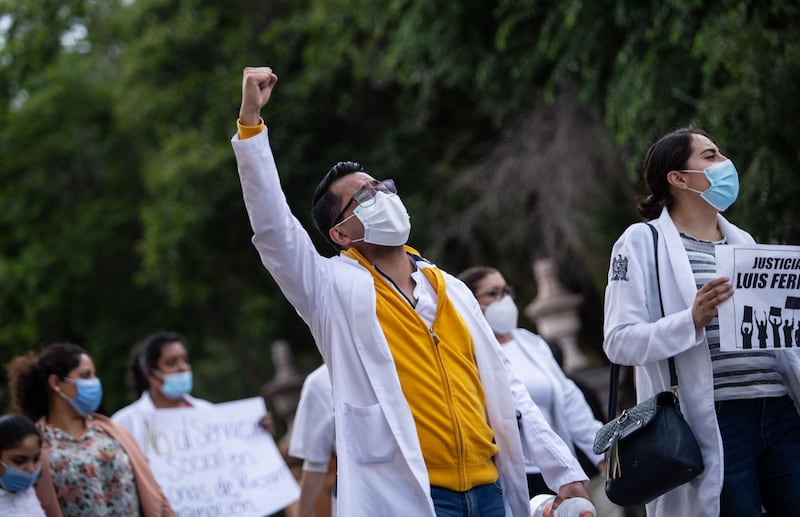 Personal de medicina como doctores, doctoras, enfermería, camilleros y administrativos dirigieron una protesta rumbo a Secretaría de Gobernación.