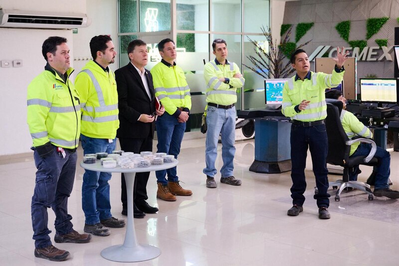 Reunión de trabajo en la planta de CEMEX en Monterrey