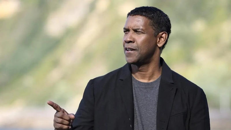 El actor Denzel Washington da un discurso