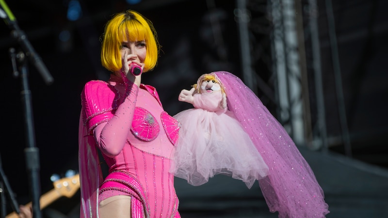 La cantante Sia actúa en un concierto con un títere de Bob Esponja.