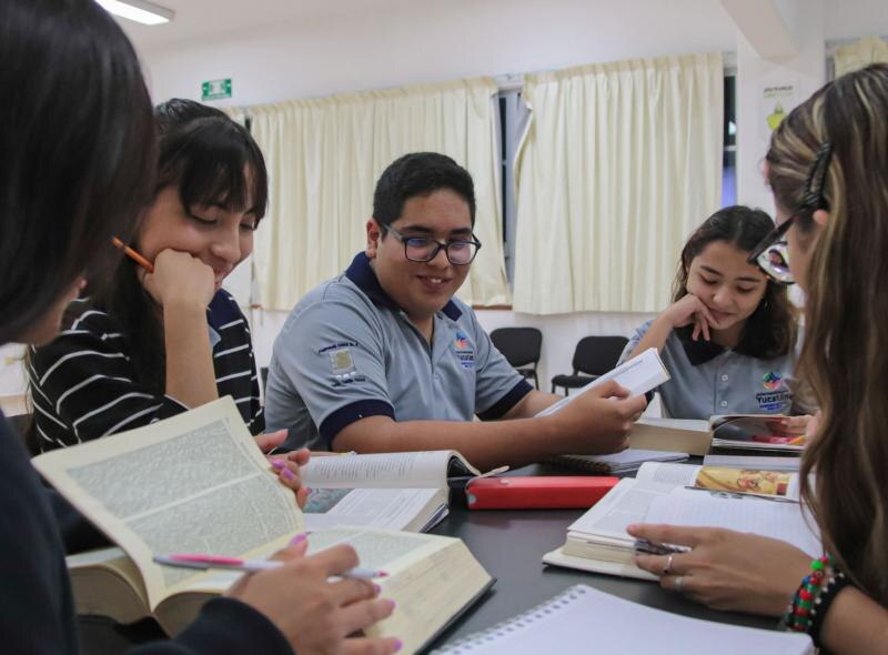 Estudiantes universitarios leyendo en grupo