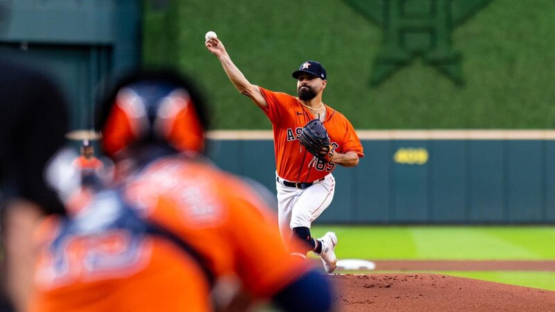 El lanzador de los Astros de Houston, Luis García, lanza la bola durante el partido contra los Rangers de Texas.