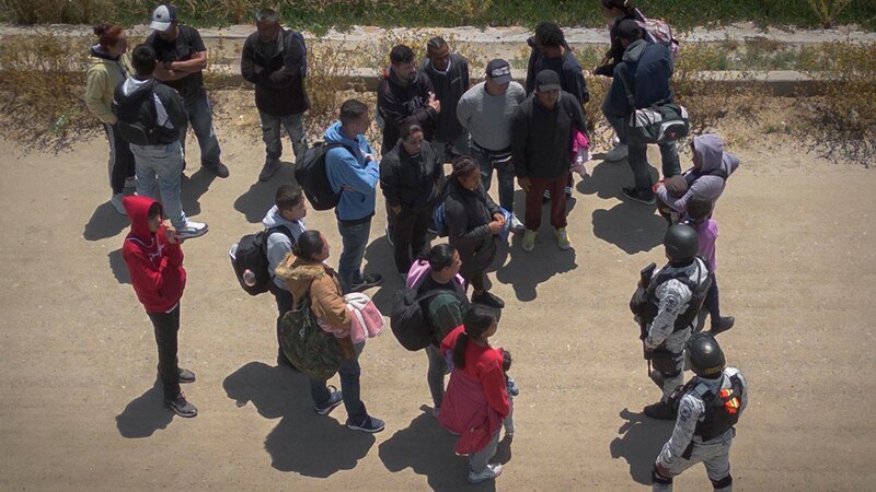 Migrantes centroamericanos esperan en la frontera de México para solicitar asilo en Estados Unidos