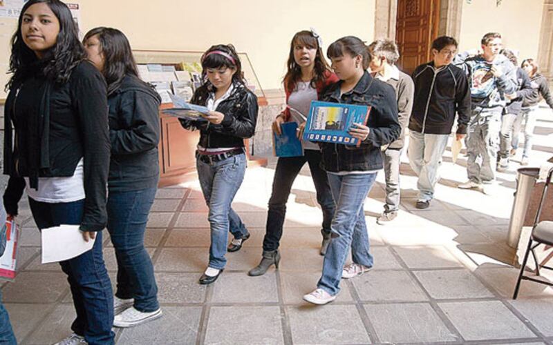 Estudiantes universitarias caminando por el campus
