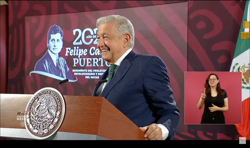 El presidente Andrés Manuel López Obrador sonríe durante un discurso.