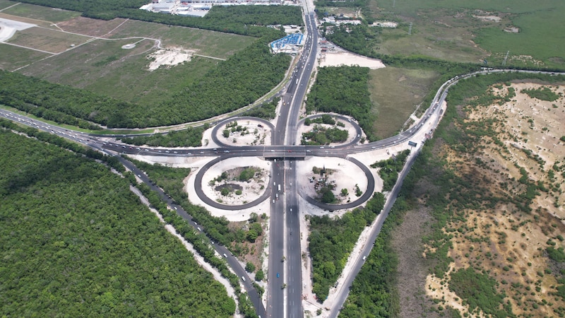 Autopista en Cancún, Quintana Roo, México