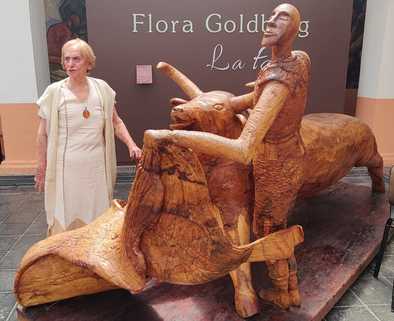 Mujer con escultura de madera