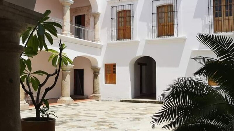 Hermoso patio colonial con arcos y plantas