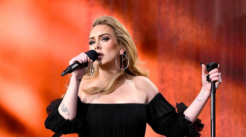 Adele cantando en un concierto