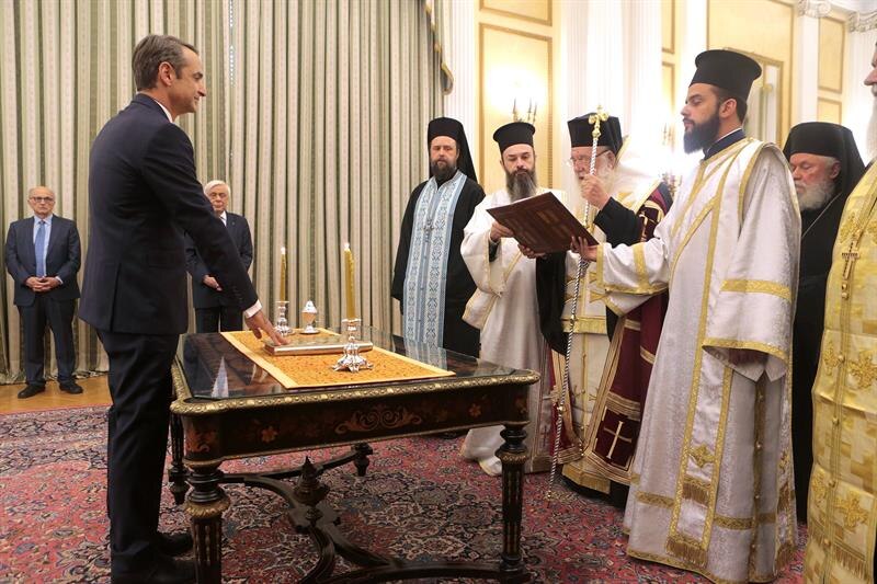 El presidente griego Prokopis Pavlopoulos jura su cargo ante el arzobispo Jerónimo II de Atenas y de toda Grecia.