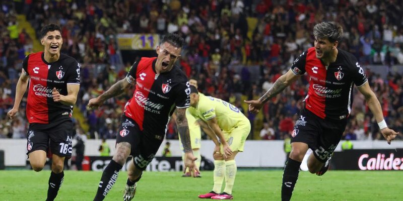 ¡Golazo! Jugadores del América celebran un gol.