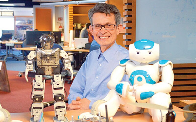 El Dr. Javier Ruiz, un experto en robótica, muestra sus creaciones.