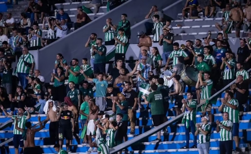 Aficionados del Sporting de Lisboa celebran la victoria de su equipo