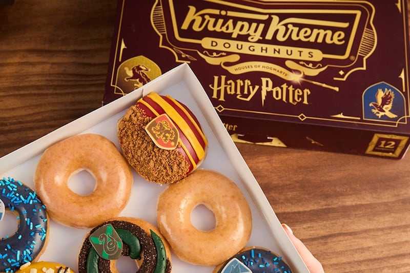 En sus redes sociales, la marca de pan dulce y café hizo oficial los sabores y diseños que estarán disponibles por tiempo limitado inspirados en el mundo mágico de Harry Potter.