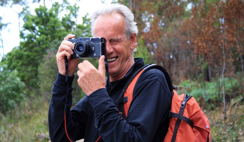 Fotógrafo tomando una foto en el bosque
