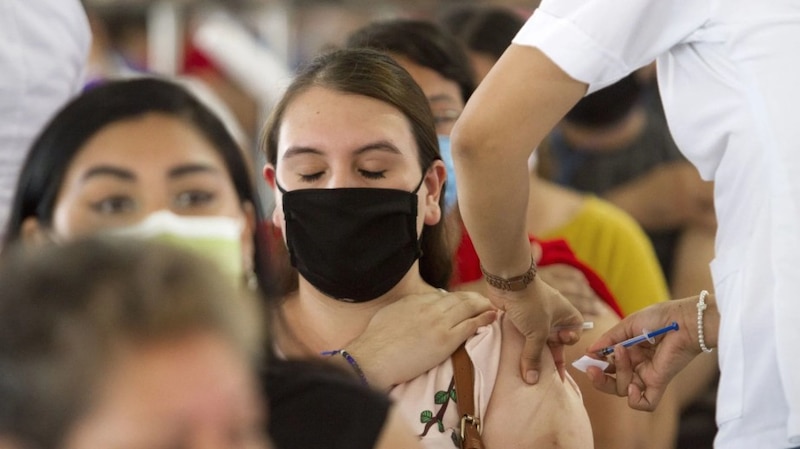 Mujer recibe la vacuna COVID-19