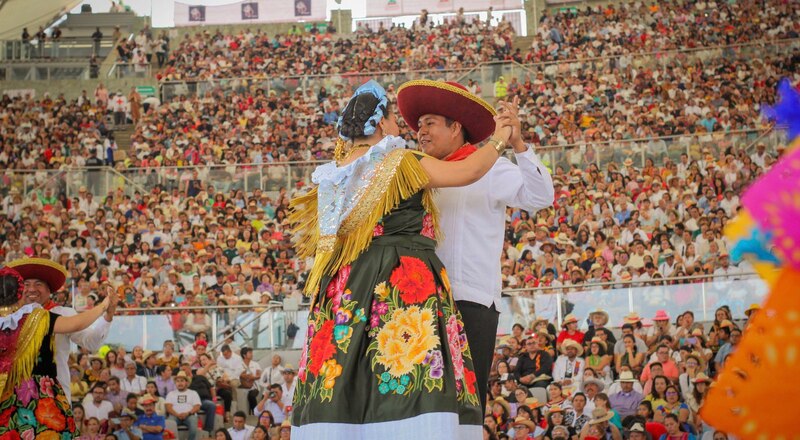 Pareja bailando en un festival