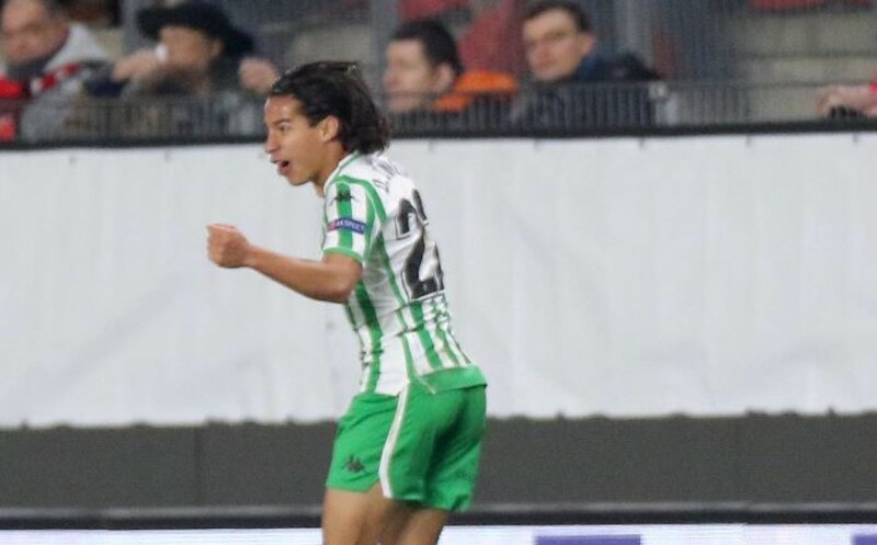 El jugador de fútbol mexicano Diego Lainez celebra un gol con el Real Betis