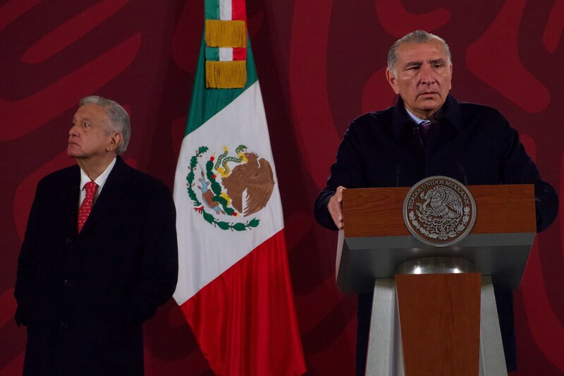 El presidente Andrés Manuel López Obrador pronuncia un discurso durante una ceremonia oficial.