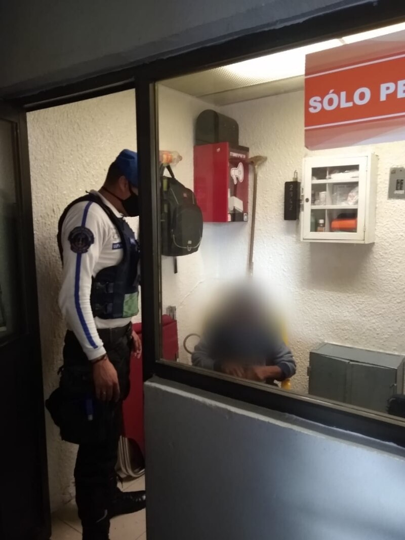 Policía detiene a un hombre en un cibercafé