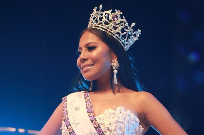 La reina de belleza sonríe con su corona