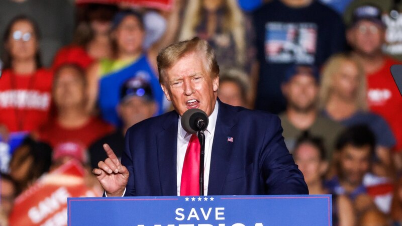 Donald Trump pronuncia un discurso ante una multitud
