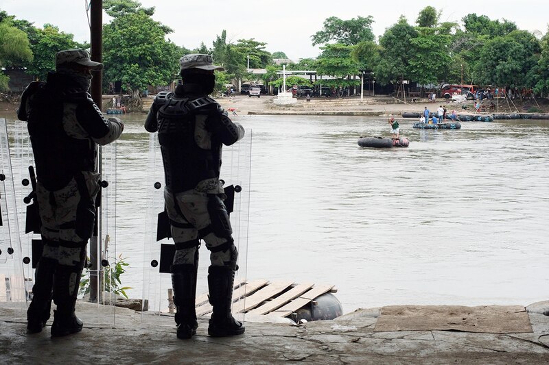 Policías antimotines en la frontera de México y Guatemala