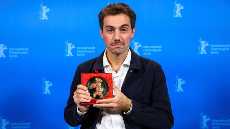 El actor español Eduard Fernández con el Oso de Plata a Mejor Actor en la Berlinale 2023