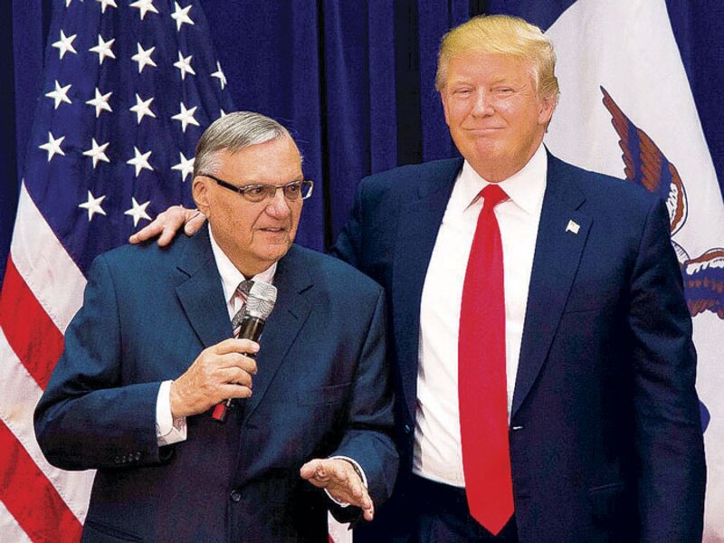 Trump y Pence sonríen juntos en un evento público.
