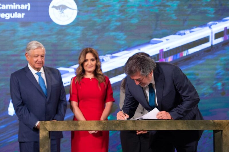 El presidente López Obrador firma el contrato para la construcción del Tren Maya