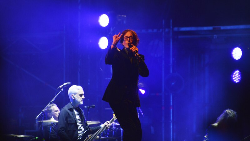 El vocalista de Pulp, Jarvis Cocker, actúa en directo.