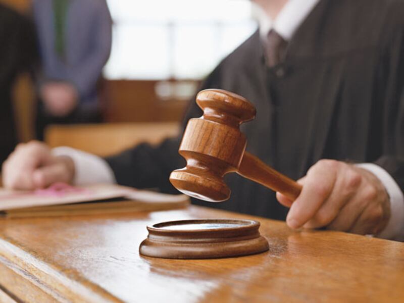 Juez dicta sentencia en un caso judicial