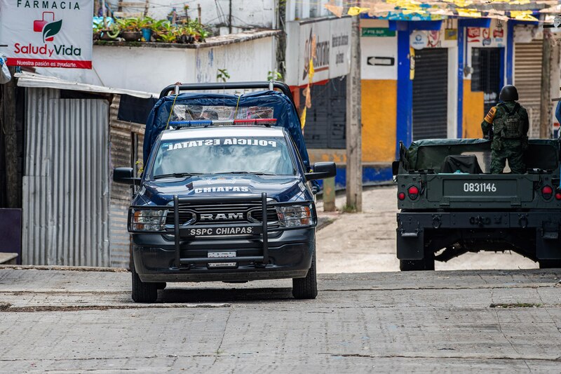 Title: Policías y militares resguardan calles de Chiapas