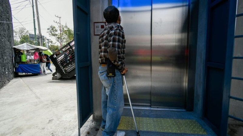 Un hombre espera el elevador